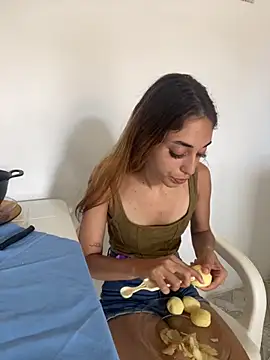 Snapshot of loirinhaaa chatting on 10.28.25 loirinhaaa online show from 10.28.25