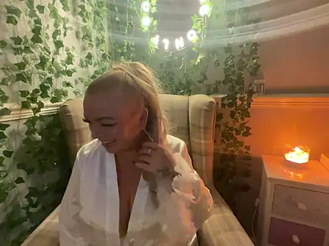 BonnyDesire online show from 10.21.25