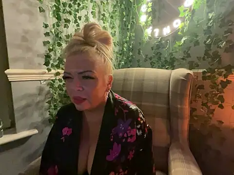 BonnyDesire online show from 10.29.25