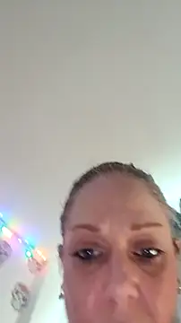 Snapshot of curvybabe88 chatting on 10.29.25 curvybabe88 online show from 10.29.25