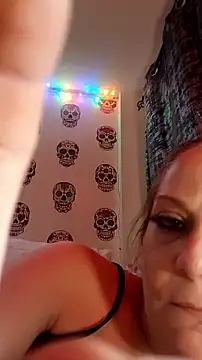 Snapshot of curvybabe88 chatting on 12.17.25 curvybabe88 online show from 12.17.25