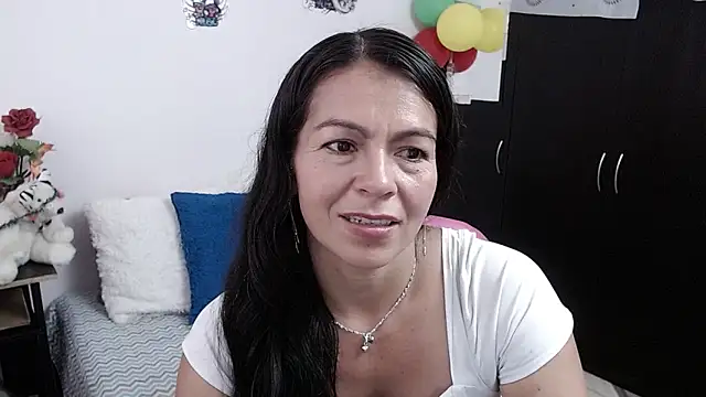 Snapshot of camilavargas_ chatting on 09.27.25 camilavargas online show from 09.27.25