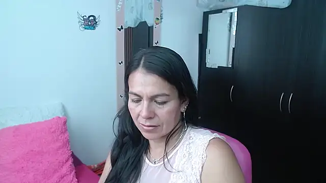 Snapshot of camilavargas_ chatting on 10.03.25 camilavargas online show from 10.03.25