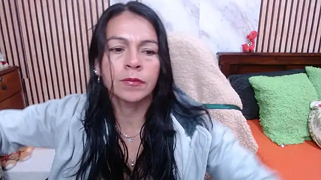 Snapshot of camilavargas_ chatting on 10.10.25 camilavargas online show from 10.10.25