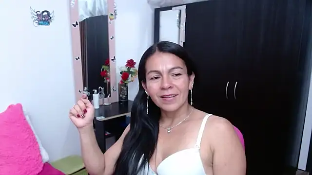 Snapshot of camilavargas_ chatting on 10.12.25 camilavargas online show from 10.12.25