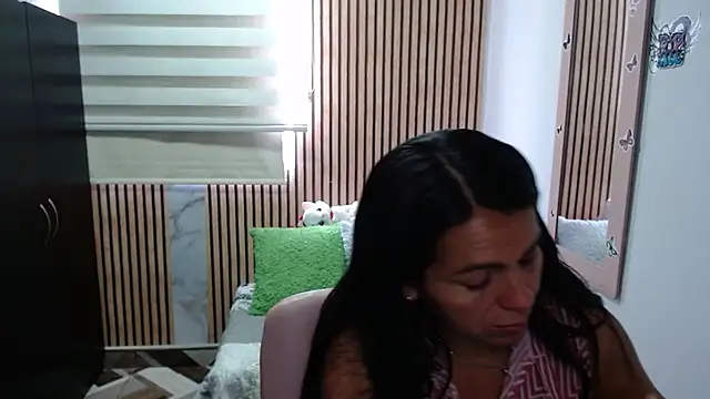 Snapshot of camilavargas_ chatting on 04.21.26 camilavargas online show from 04.21.26