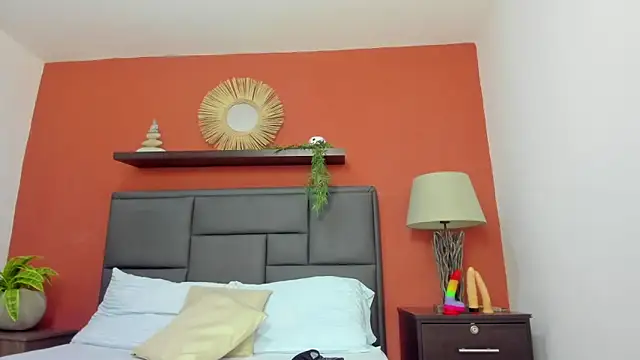 molly lovee  online show from 09.30.25