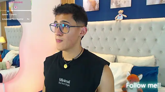 Snapshot of SalvadorFit chatting on 04.30.26 SalvadorFit online show from 04.30.26