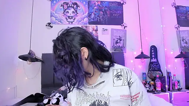 Snapshot of SabrinaV_ chatting on 04.17.26 SabrinaV online show from 04.17.26