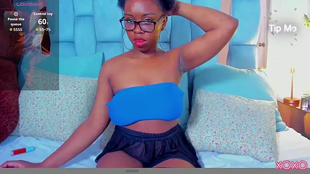 Snapshot of hazellanee chatting on 05.10.26 hazellanee online show from 05.10.26