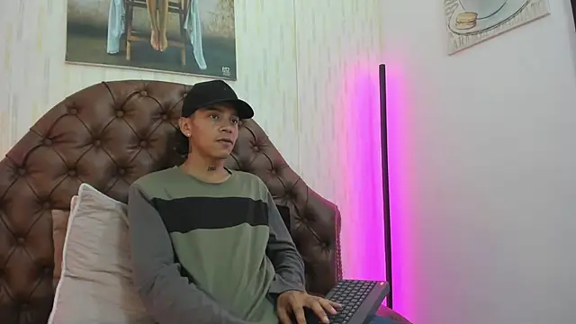 Snapshot of noah_blake0 chatting on 09.18.25 noah blake0 online show from 09.18.25