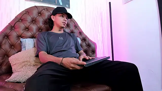 Snapshot of noah_blake0 chatting on 10.22.25 noah blake0 online show from 10.22.25