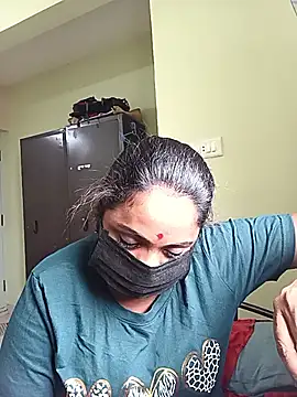 Snapshot of queendivya chatting on 10.08.25 queendivya online show from 10.08.25