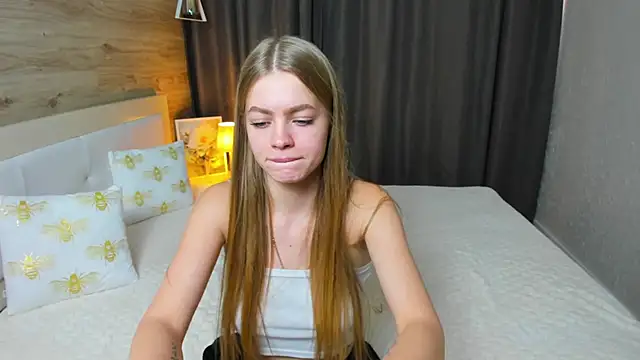 Snapshot of Alisa_Glamour chatting on 10.14.25 Alisa Glamour online show from 10.14.25