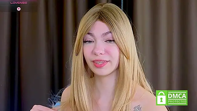 Snapshot of EmilyZortea chatting on 10.10.25 EmilyZortea online show from 10.10.25