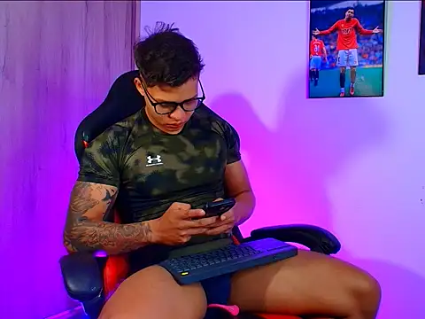 Snapshot of evan_greey chatting on 10.08.25 evan greey online show from 10.08.25