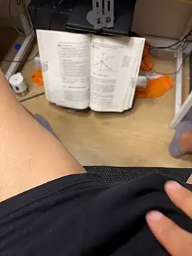 Snapshot of leeyoung_ chatting on 10.04.25 leeyoung  online show from 10.04.25