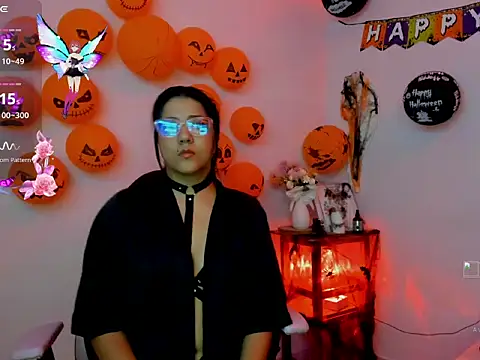 Snapshot of Mia_Lujan chatting on 10.28.25 Mia Lujan online show from 10.28.25