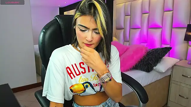 Snapshot of LuisaJonnes_ chatting on 11.06.25 LuisaJonnes online show from 11.06.25