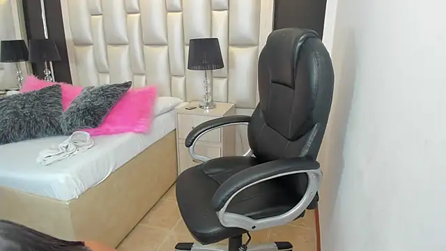 Snapshot of LuisaJonnes_ chatting on 11.29.25 LuisaJonnes online show from 11.29.25