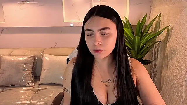 Snapshot of scarlett_smith_tp chatting on 12.17.25 scarlett smith tp online show from 12.17.25