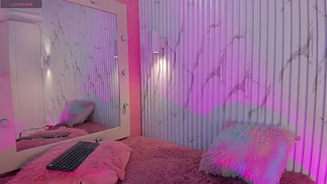 Snapshot of Missdionne_curly chatting on 10.28.25 Missdionne curly online show from 10.28.25