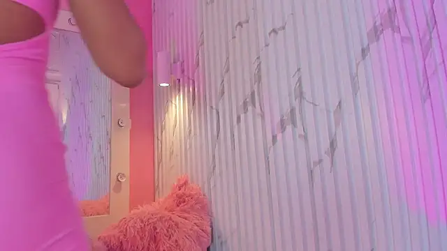 Snapshot of Missdionne_curly chatting on 11.18.25 Missdionne curly online show from 11.18.25