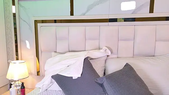 Snapshot of samanthaa_sm chatting on 12.19.25 samanthaa sm online show from 12.19.25