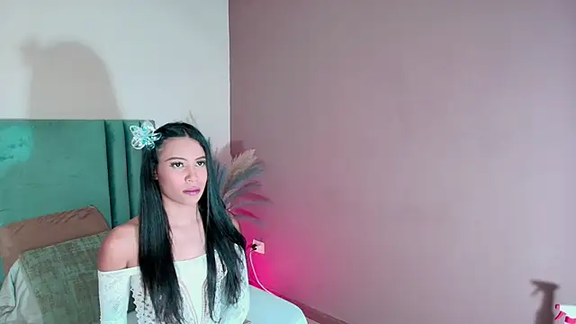 Snapshot of EmmaSaintt chatting on 10.17.25 EmmaSaintt online show from 10.17.25