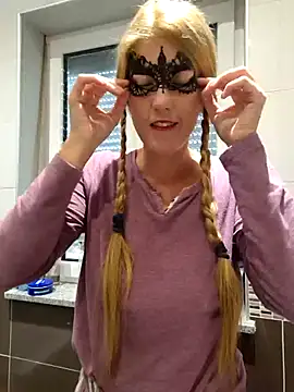 Naughty-Layla online show from 10.04.25