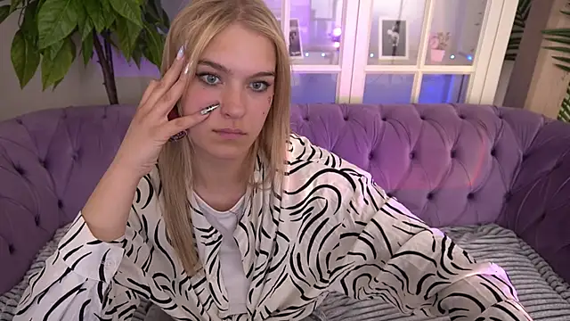 Snapshot of AlinaLiii chatting on 06.15.26 AlinaLiii online show from 06.15.26