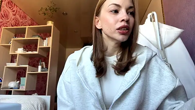 Snapshot of SofiaSmiles chatting on 09.21.25 SofiaSmiles online show from 09.21.25