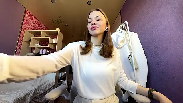 Snapshot of SofiaSmiles chatting on 09.29.25 SofiaSmiles online show from 09.29.25