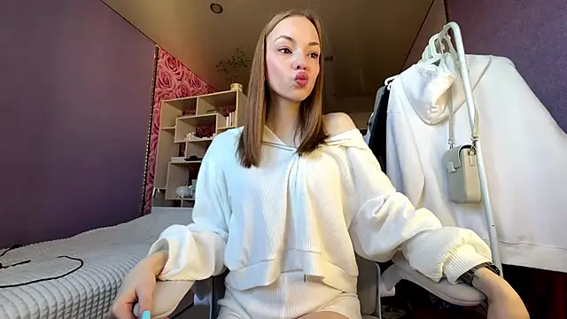 Snapshot of SofiaSmiles chatting on 10.06.25 SofiaSmiles online show from 10.06.25