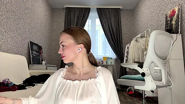 Snapshot of SofiaSmiles chatting on 10.19.25 SofiaSmiles online show from 10.19.25