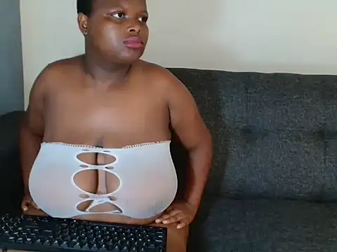 Snapshot of bigboobsHUNNY chatting on 09.26.25 bigboobsHUNNY online show from 09.26.25