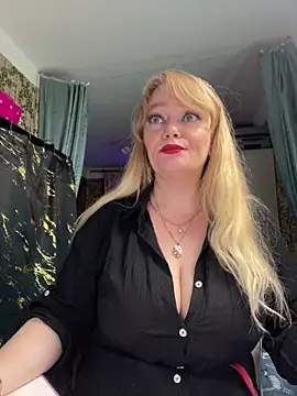 Snapshot of Sweet-blonde chatting on 06.14.26 Sweet-blonde online show from 06.14.26