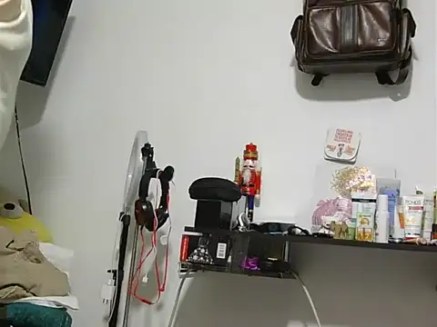 Snapshot of xanderdinis chatting on 11.18.25 xanderdinis online show from 11.18.25