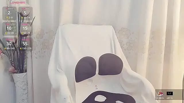 Snapshot of lizi- chatting on 10.08.25 lizi- online show from 10.08.25