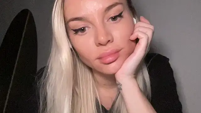 Snapshot of Corimare chatting on 10.01.25 Corimare online show from 10.01.25