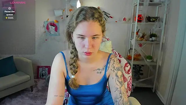 Snapshot of Elsie_Cutties chatting on 10.25.25 Elsie Cutties online show from 10.25.25