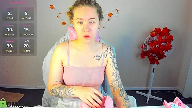 Snapshot of Elsie_Cutties chatting on 10.31.25 Elsie Cutties online show from 10.31.25