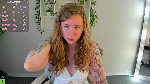 Snapshot of Elsie_Cutties chatting on 11.04.25 Elsie Cutties online show from 11.04.25