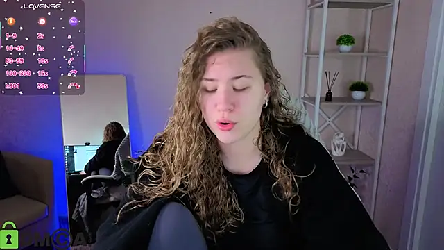 Snapshot of Elsie_Cutties chatting on 12.14.25 Elsie Cutties online show from 12.14.25