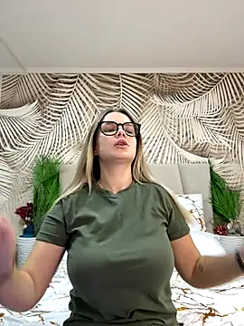 Snapshot of KellyHayden chatting on 10.17.25 KellyHayden online show from 10.17.25