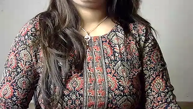 Snapshot of Aaliya02 chatting on 06.21.26 Aaliya02 online show from 06.21.26