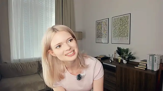 Snapshot of LaureMestler chatting on 10.04.25 LaureMestler online show from 10.04.25