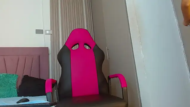 Snapshot of meli_peach1 chatting on 10.21.25 meli peach1 online show from 10.21.25