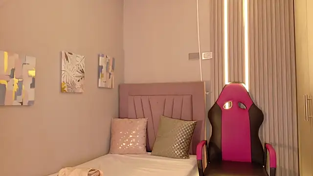 Snapshot of meli_peach1 chatting on 12.15.25 meli peach1 online show from 12.15.25