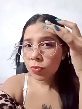 Snapshot of elyne_hot chatting on 10.16.25 elyne hot online show from 10.16.25
